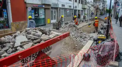 Adoquinado nuevo, pozo viejo: la cuadra del Paseo de la Fe que ya está rota otra vez