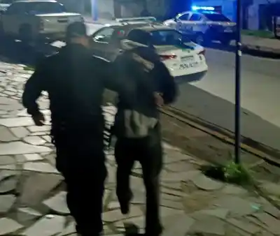 Entró a un hostel y se llevó todo, pero horas después la policía lo esperaba donde menos lo pensaba