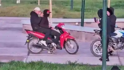 Se sacaban fotos con un arma en una plaza de Fernández Oro: no esperaban lo que pasó después