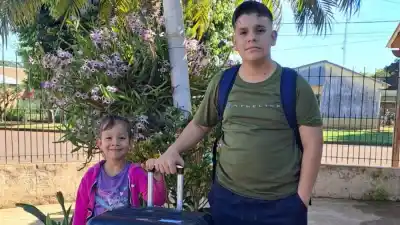 Vende alfajores en el colegio, se quedó a mitad de camino y ahora corre contra el reloj para llegar a Córdoba