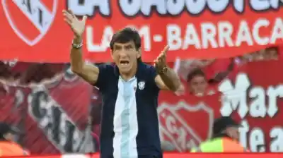 Un penal que picó el travesaño y una reacción que quedó grabada