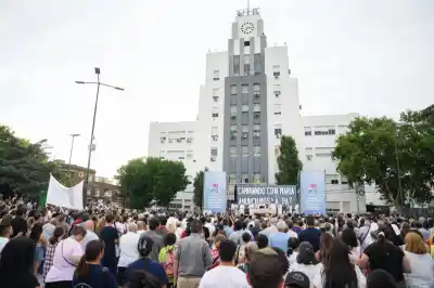 Una plaza emblemática se transforma para una celebración que combina tradición y comunidad