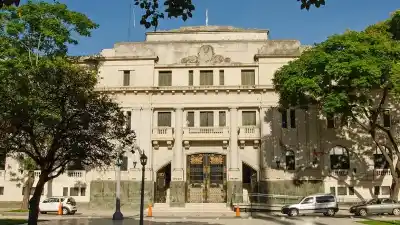 Le compró un terreno, pagó la seña... y el día de la escritura apareció el verdadero dueño