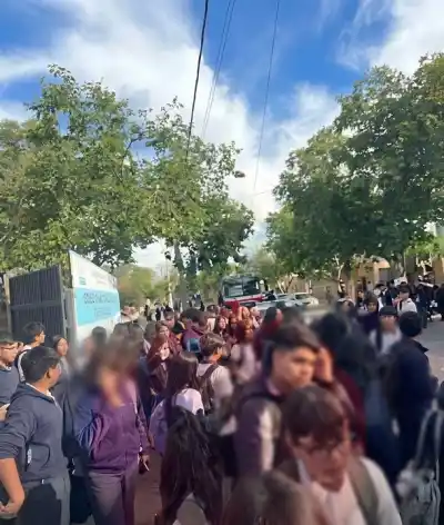 Llamaron al 911 y dijeron que había una bomba en su colegio: lo que nadie imaginaba era desde dónde