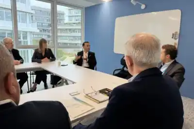 El gobernador Valdés desembarcó en París: la reunión clave que podría cambiar el futuro de Corrientes