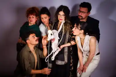 Un chat de "mamis y papis" que dio que hablar en 2017 llega al teatro rosarino: la obra que incomoda a más de uno