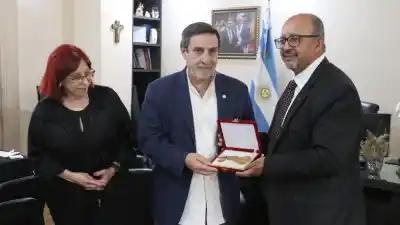 El embajador de la India llegó a Tucumán con una propuesta para bajar el precio de los medicamentos