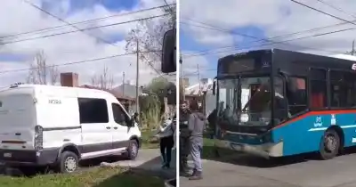Un micro de la 307 y una camioneta chocaron en Gambier: lo que quedó sobre el asfalto