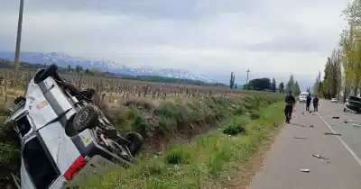 Iban a una bodega de Tupungato y terminaron dentro de un zanjón: seis turistas heridos