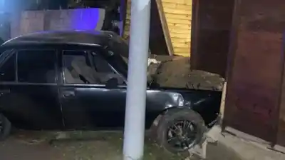 Un auto se incrustó en una casa mientras dormían: el conductor huyó por la ventana