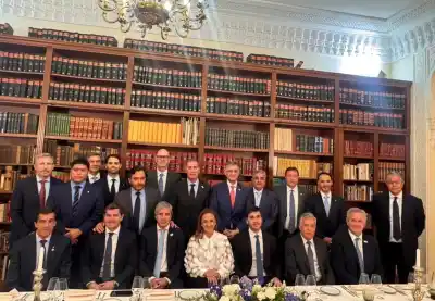 Valdés se sienta con la primera línea del Gabinete en París: qué llevó Corrientes a la cumbre