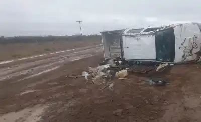 Volcó una camioneta en un camino vecinal de General Acha: dos personas a bordo, una escena que llamó la atención
