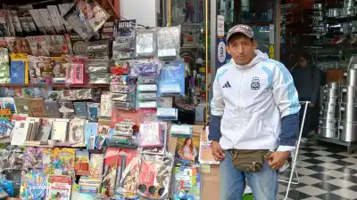 Le pidieron que deje la esquina de Balcarce y Alvear, pero él no piensa bajar los brazos