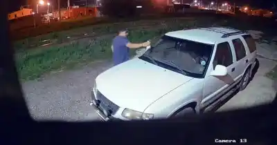 Un policía, una camioneta y un detalle que llamó la atención de todos