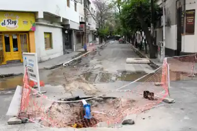Multaron a Aguas de Santiago por los derrames cloacales que complican el Centro