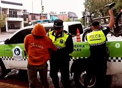 Robaron una bici de un balcón y no llegaron lejos: la policía los estaba esperando