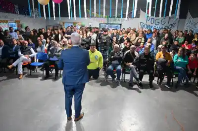 La lluvia cambió el plan, pero La Punta igual estrenó el gas en las 900 Viviendas