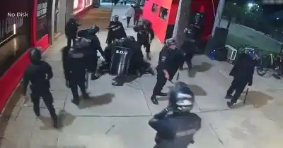 Piedras, corridas y un operativo dentro del estadio de Newell's: las imágenes que aparecieron después