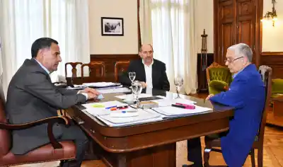 El dirigente que siempre caminaba al lado de Manzur apareció en el despacho de Amado: qué se dijo adentro