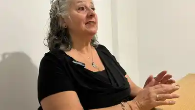 Le dieron la espalda en un club de sordos y esa escena le cambió la vida para siempre