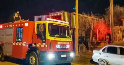 El fuego se metió en la planta alta de una casa de madera: cómo lo apagaron