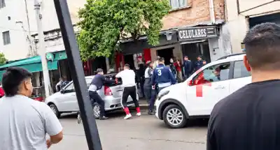 Piñas van, piñas vienen: la pelea de remiseros en El Bajo quedó grabada y nadie sabe por qué empezó