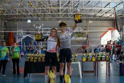 Pedalearon 170, cruzaron cuatro provincias y un tiempo dejó a todos mudos