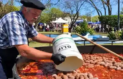 Cocinaron 1.000 chorizos para todo un pueblo, pero nadie miraba con qué los trasladaban