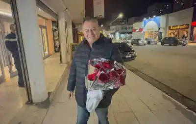 Llegó por tres meses hace casi 30 años y Comodoro no lo dejó ir: quién es el vendedor de rosas que ya es parte del paisaje