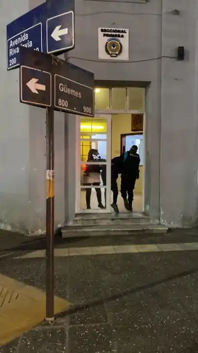 Entró a una farmacia de Comodoro a armar lío y no se imaginaba lo que pasaría cuando llegara la policía