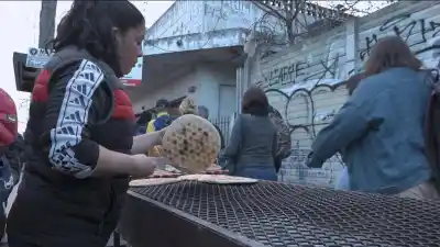 Arma su puesto a las 2 AM, cocina en vivo por TikTok y lo que pasa después lo cambia todo