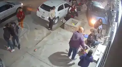 Cerrillos: un auto se subió a la vereda y atropelló a una decena de personas