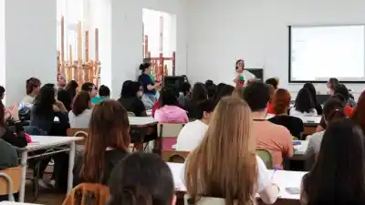 Estudian para docentes mientras trabajan: lo que reveló una encuesta a 101 egresados de la UNR