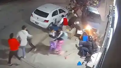 Un auto se subió a la vereda en Cerrillos y embistió a un grupo de personas