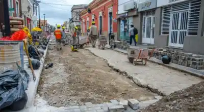 La calle que arreglaron el año pasado ya se hundió y nadie sabe qué pasará con la garantía