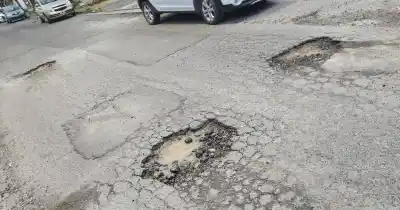 Los pozos de la calle 22 ya son "cráteres": los vecinos lanzan una advertencia
