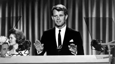 Tenía 17 años, le dio la mano a Kennedy minutos antes del magnicidio y vivió medio siglo con una culpa que no era suya