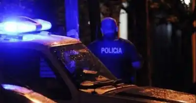 Incendio, gritos y un joven baleado en Tolosa: lo que encontraron los policías