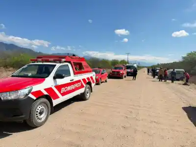 Ruta 38: volcó una Kangoo y los bomberos trabajan contra reloj para liberar a dos personas