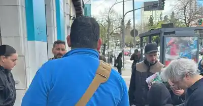 Van a pagar la multa, pero se topan con un obstáculo inesperado en pleno centro