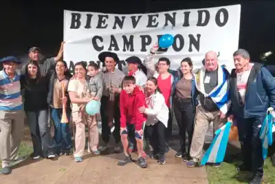 Ganó en Mantero y dos pueblos lo esperaron en la ruta: el gesto que lo dejó sin palabras