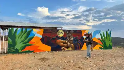 Fue a México por un taller de 15 días y algo lo atrapó: ya lleva 30 meses pintando murales