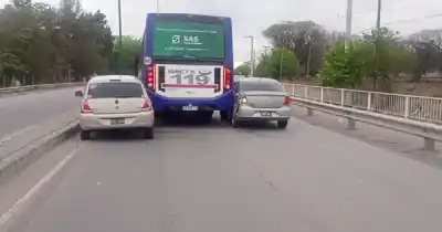 Un colectivo quiso pasar a dos autos en la ruta a San Agustín y terminó atrapado entre los dos