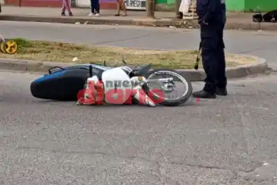 Le arrojó un zapato en plena calle y el motociclista terminó internado: la Policía recibió un dato clave