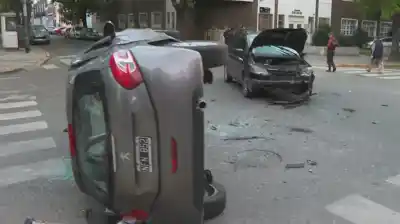 Choque en Barracas: un auto volcó y dos personas terminaron heridas