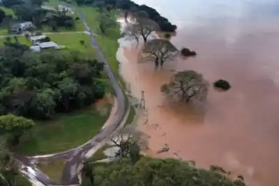 El río que no da tregua: tres localidades correntinas siguen bajo alerta