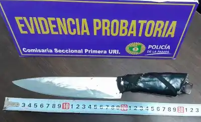 Se pelearon a cuchillazos en plena calle y la policía demoró a uno: lo que hicieron los vecinos después
