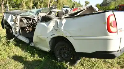 Iba a Villa María con su esposa, se descompuso al volante y el auto terminó contra un árbol