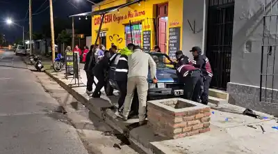 Un auto terminó sobre la vereda en Cerrillos y dejó 13 heridos: quién iba al volante