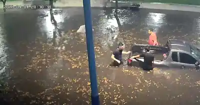 Un juego en la calle inundada terminó en una tragedia que conmocionó a todo un barrio